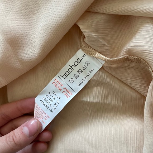 Boohoo Plus Ruffle Detail Plunge Beige Cream Blouse Size 20 Plus Size - Picture 8 of 10